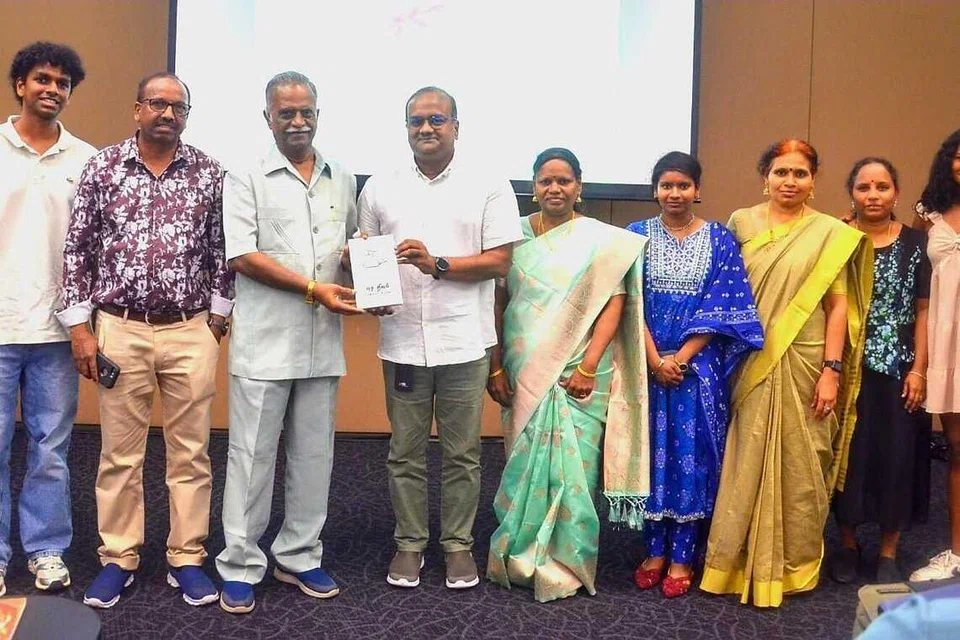 சிறப்பு விருந்தினர் து.அழகிய பாண்டியன் நூலை வெளியிட, கழகத்தின் முன்னாள் தலைவர் நா.ஆண்டியப்பன் முதல் பிரதியைப் பெற்றுக்கொண்டார்.