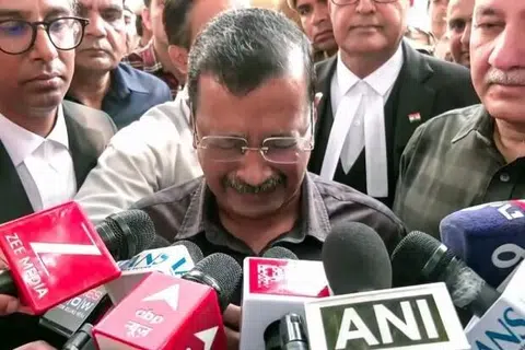 தாம் விடுவிக்கப்பட்டதாகத் தீர்ப்பு வெளியானதும் கண்ணீர்விட்டு அழுத அரவிந்த் கெஜ்ரிவால்.