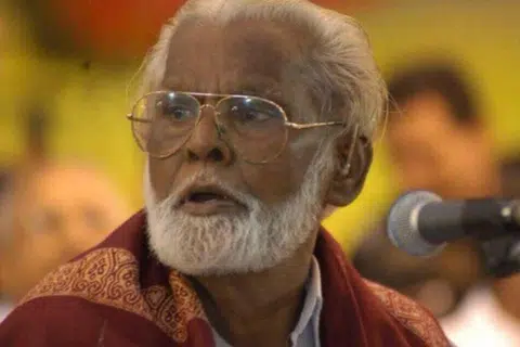 உரத்த குரலுக்குச் சொந்தக்காரரான பாடகரும் பாடலாசிரியருமான நாகூர் ஹனிஃபா.