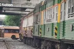 ரயில் தண்டவாளத்தில் பேருந்து நின்றதால் ஓட்டுநர்மீது நடவடிக்கை