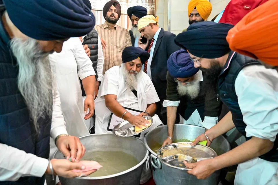 தன்மீது கொலை முயற்சி மேற்கொள்ளப்பட்ட மறுநாள் வேறு சீக்கிய ஆலயத்தில் காணப்பட்ட சுக்பீர் சிங் பாதல் (நடுவில்).