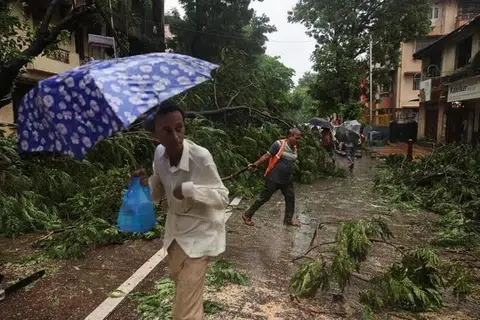 மழை காரணமாக மும்பை, புனேவை இணைக்கும் விரைவுச் சாலையில் ஆங்காங்கே நிலச்சரிவு ஏற்பட்டதால் அந்தச் சாலை மூடப்பட்டது.