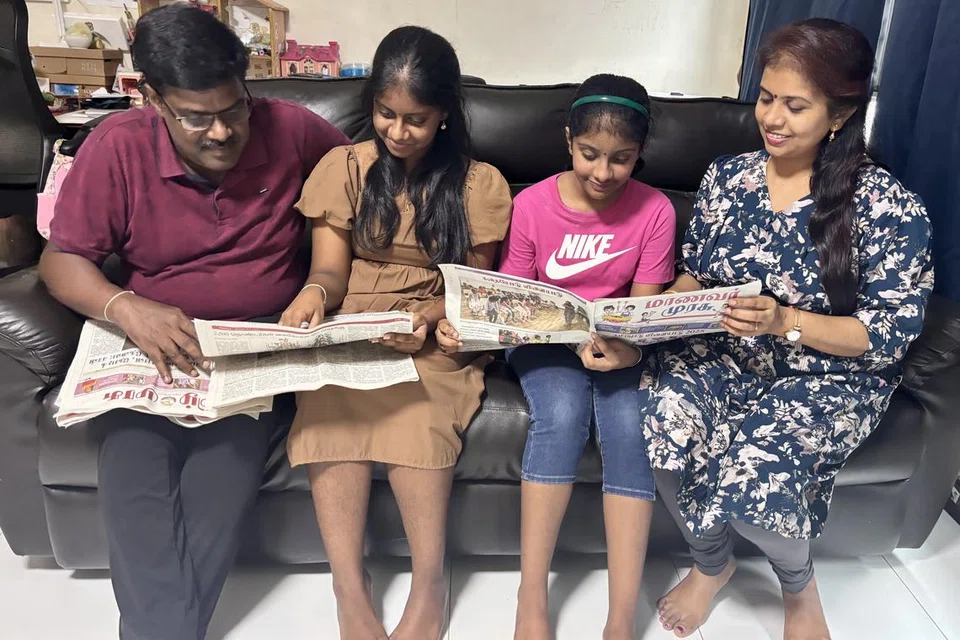 திரு ச. ரவிக்குமாரின் இல்லத்தில் நீங்கா இடம்பிடித்துள்ளது தமிழ் முரசு நாளிதழ். (உடன்) பிள்ளைகள் ஆகர்ஷனா, நிதர்‌‌‌‌ஷனா, துணைவியார் திருவாட்டி ராஜலக்‌ஷ்மி.