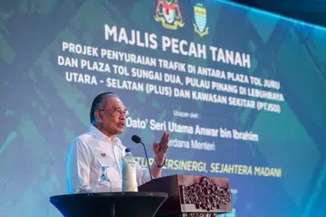 பட்டர்வொர்த்தில் உள்ள வடக்கு-தெற்கு விரைவுச்சாலையில் ஜுரு-சுங்கை துவா சாலைக் கட்டண முகப்புப் போக்குவரத்துச் சீரமைப்புத் திட்டத்தின் நிலந்திருத்தும் நிகழ்ச்சியில் மலேசியப் பிரதமர் அன்வார் இப்ராகிம் பேசினார்.