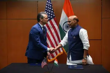 இந்தியத் தற்காப்பு அமைச்சர் ராஜ்நாத் சிங், அமெரிக்க தற்காப்பு அமைச்சர் பீட் ஹெக்செத்.