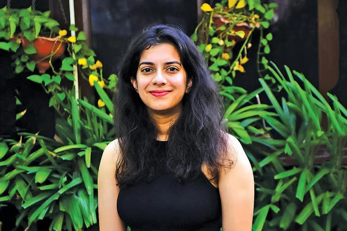 உழைப்பால் வியக்க வைக்கிறார்கள்: ஆஷிஷா