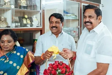 பாஜக மாநிலத் தலைவர் நயினார் நாகேந்திரன் (நடுவில்) அதிமுக தலைவர் எடப்பாடி பழனிச்சாமியைச் சந்தித்தார். அவர்களுடன் திருவாட்டி தமிழிசை சௌந்தரராஜன்.