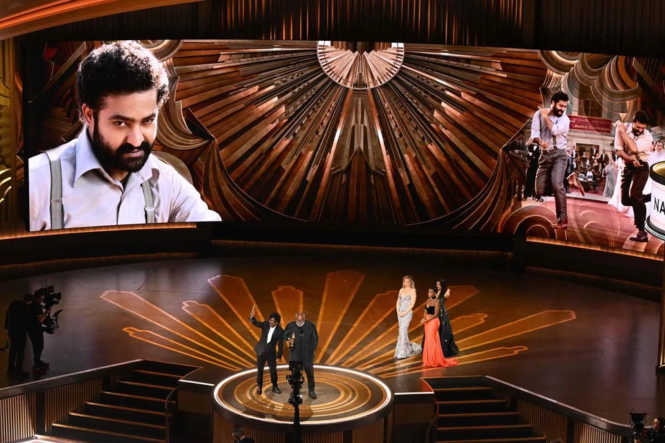 'ஆர்ஆர்ஆர்' படத்தில் இடம்பெற்ற 'நாட்டு நாட்டு' பாடலுக்கு ஆஸ்கார் விருது வழங்கப்பட்டது. படம்: ஏஎஃப்பி
