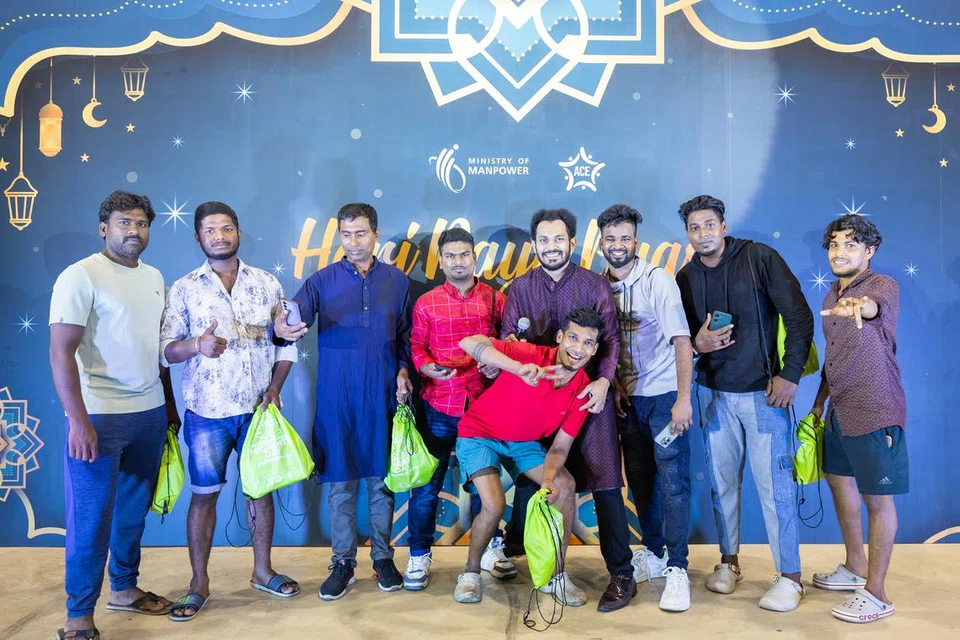 கிராஞ்சி பொழுதுபோக்கு நிலையத்தில் வெளிநாட்டு ஊழியர்களுடன் விஜய் தொலைக்காட்சியின் குரே‌ஷி (நடுவில்).