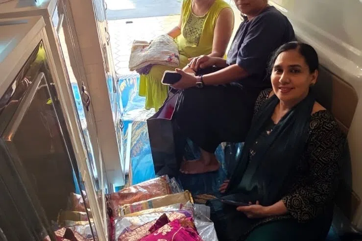  வேனில் புத்தாடை விற்பனை 