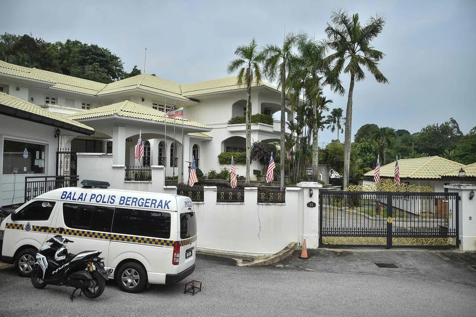 நஜிப் சிறையிலிருந்து வீட்டுக் காவலுக்கு மாற்றப்படும் பட்சத்தில், அதற்கான பாதுகாப்பு ஏற்பாடுகளை எளிதாக்கும் வகையில், மலேசியத் தலைநகர் கோலாலம்பூரில் உள்ள ஜாலான் லங்காக் டூத்தாவில் அமைந்துள்ள அவரது வீட்டிற்கு அருகே திங்கட்கிழமை (செப்டம்பர் 21) முதல் தற்காலிகக் காவல் நிலையம் அமைக்கப்படவுள்ளது.