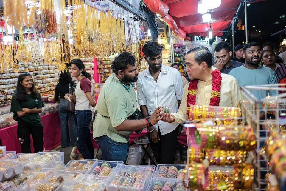 ஜோகூர் லிட்டில் இந்தியாவில் ஞாயிற்றுக்கிழமை (அக்டோபர் 12 தீபாவளிச் சந்தையை அதிகாரபூர்வமாகத் தொடங்கி வைத்த ஜோகூர் முதலமைச்சர் ஒன் ஹஃபிஸ் காஸி கடைக்காரர்கள், பொது மக்களுடன் உரையாடினார்.