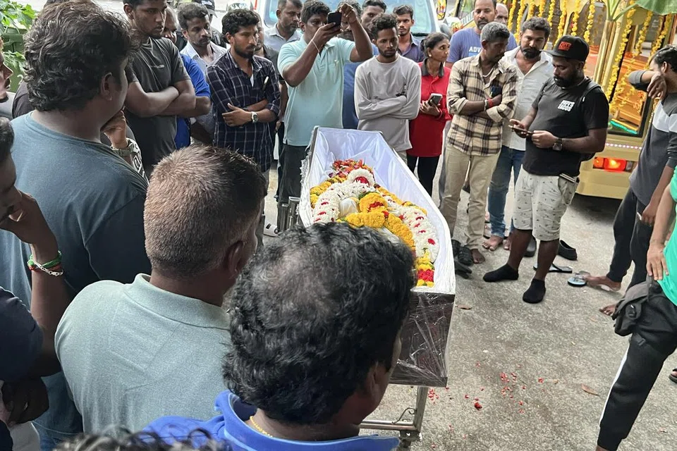 நச்சு வாயு தாக்கி உயிரிழந்த சிவராமனின் இறுதிச் சடங்கு.