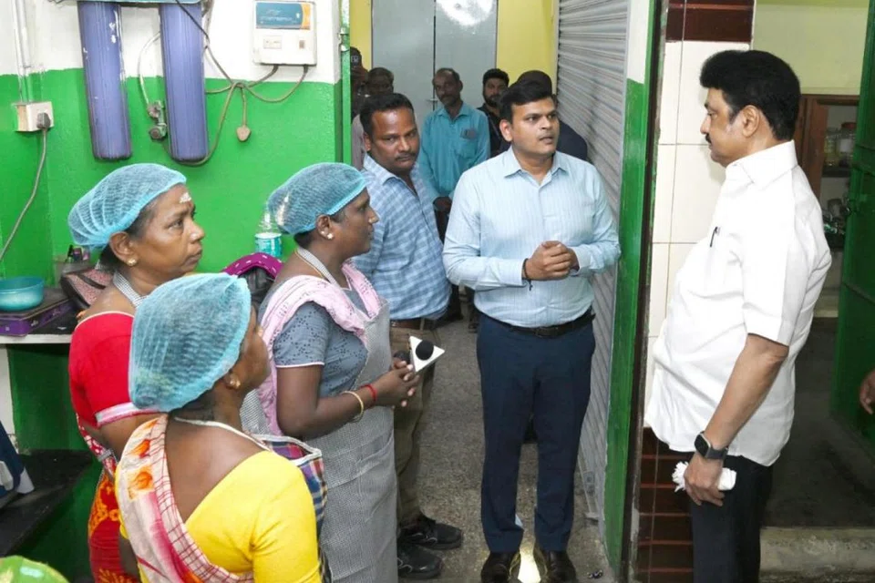 அம்மா உணவகங்களை நேரில் சென்று ஆய்வு செய்த முதல்வர் ஸ்டாலின். 