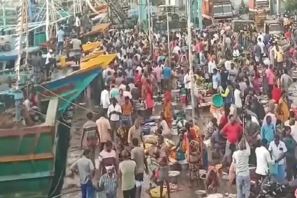 கடலூர் மீன்பிடித் துறைமுகத்தில் மீன் வாங்கத் திரண்ட கூட்டம்.