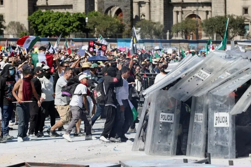 மெக்சிகோ நகரில் ஆர்ப்பாட்டம்: 120 பேர் காயமடைந்தனர்