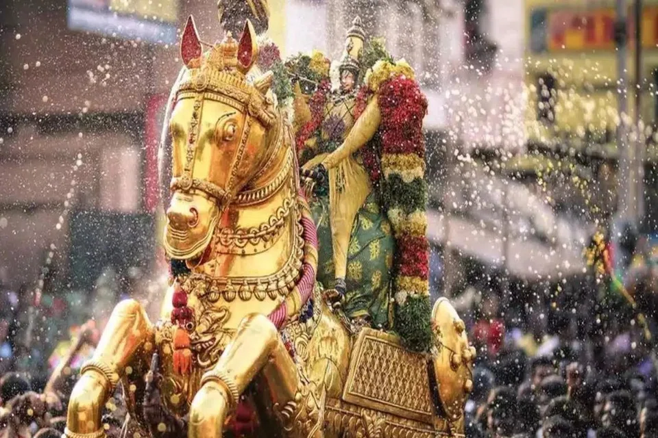 கள்ளழகர் வைகை ஆற்றில் இறங்கும் நிகழ்ச்சி.
