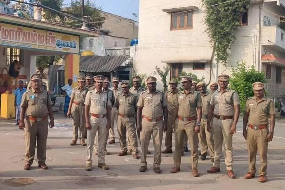 வங்காநரியைப் பிடிப்பதைத் தடுக்க காவல் பணியில் ஈடுபட்டுள்ள வனத்துறையினர்.