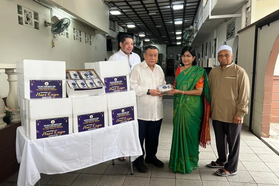 (இடமிருந்து) ப’ஆல்வி பள்ளிவாசலின் தொண்டூழியர் முகம்மது நசீர், கௌரவப் பொருளாளர் ஸைனல் அபிதின் ஜுமாத், இந்து அறக்கட்டளை வாரியத்தின் தலைமை நிர்வாக அதிகாரி சரோஜினி பத்மநாதன், தொண்டூழியர் திரு ஹாஜா மைதீன்.