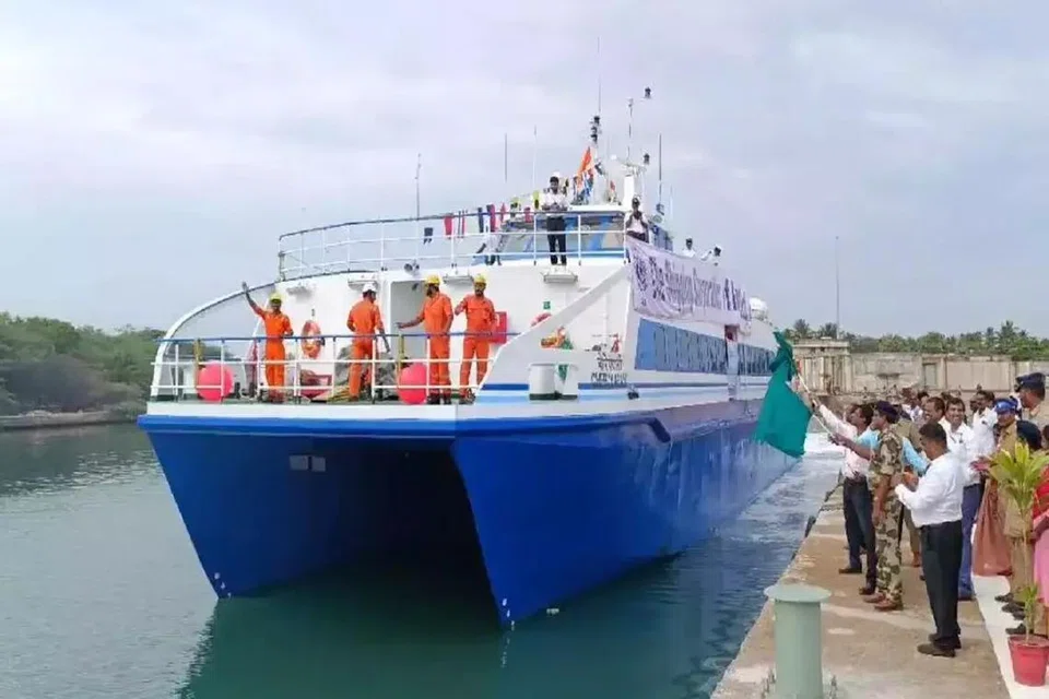 பயணிகள் கப்பல் சேவை கொடியசைத்து தொடங்கி வைக்கப்பட்டது.