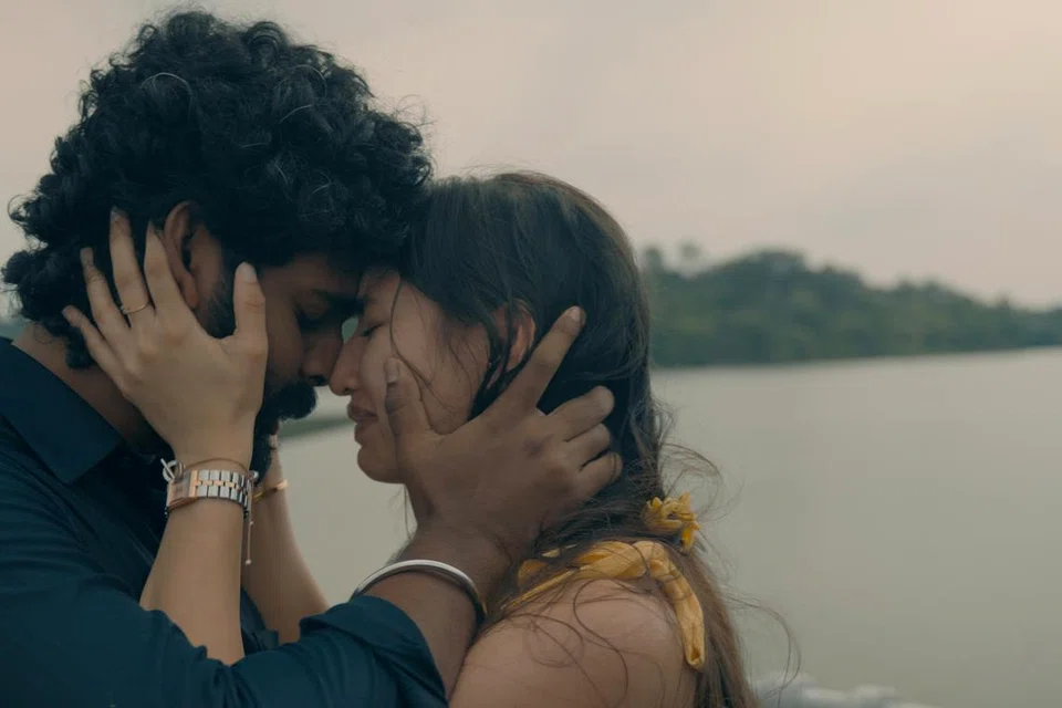 ‘சவுதாஜ்’ திரைப்படத்தில் இடம்பெறும் உணர்வுபூர்வமான காதல் காட்சி.