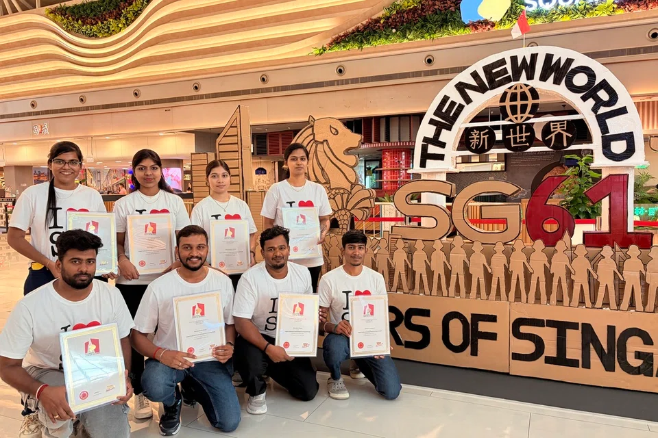 அட்டைகளால் உருவாக்கப்பட்ட ஆகப் பெரிய கலைப்படைப்பை உருவாக்கி சிங்கப்பூரில் தமிழர்கள் ஒன்பது பேர் சாதனை படைத்தனர்.