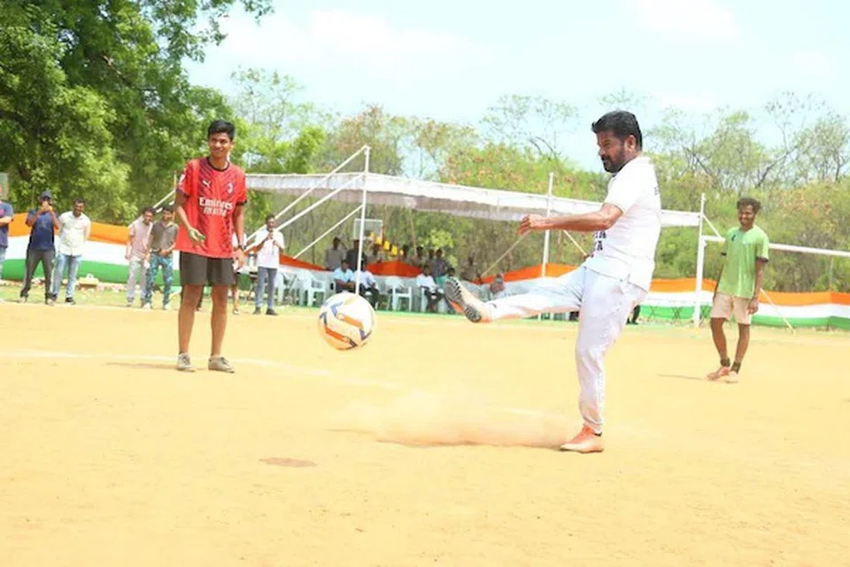 கல்லூரி மாணவர்களுடன் காற்பந்து விளையாடும் தெலுங்கானா மாநில முதல்வர் ரேவந்த் ரெட்டி.
