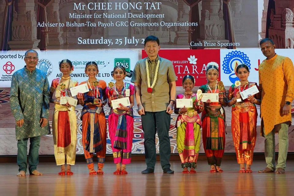 தோ பாயோ வெஸ்ட் சமூக மன்றத்தில் நடைபெற்ற நடனப் போட்டியில் பங்கேற்ற நாட்டியமணிகளுடன் தேசிய வளர்ச்சி அமைச்சர் சீ ஹொங் டாட்.