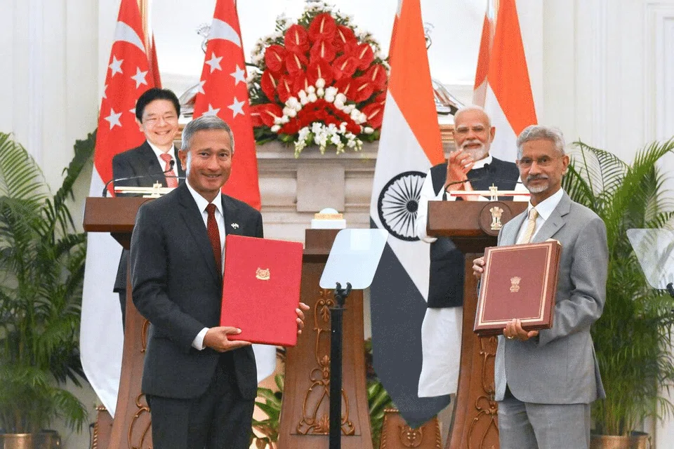 (முன், இடது) வெளியுறவு அமைச்சர் விவியன் பாலகிரு‌‌ஷ்ணனும் இந்திய வெளியுறவு அமைச்சர் எஸ் ஜெய்‌சங்கரும் இம்மாதம் 4ஆம் தேதி இணக்குக் குறிப்பு செய்துகொண்டனர்.