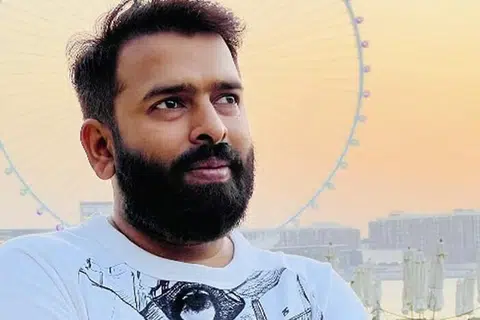 கத்தாரிலிருந்து புறப்பட்ட கடைசி விமானத்தில் அமெரிக்கா சென்றதாக இசையமைப்பாளர் சந்தோ‌ஷ் நாராயணன் கூறினார்.