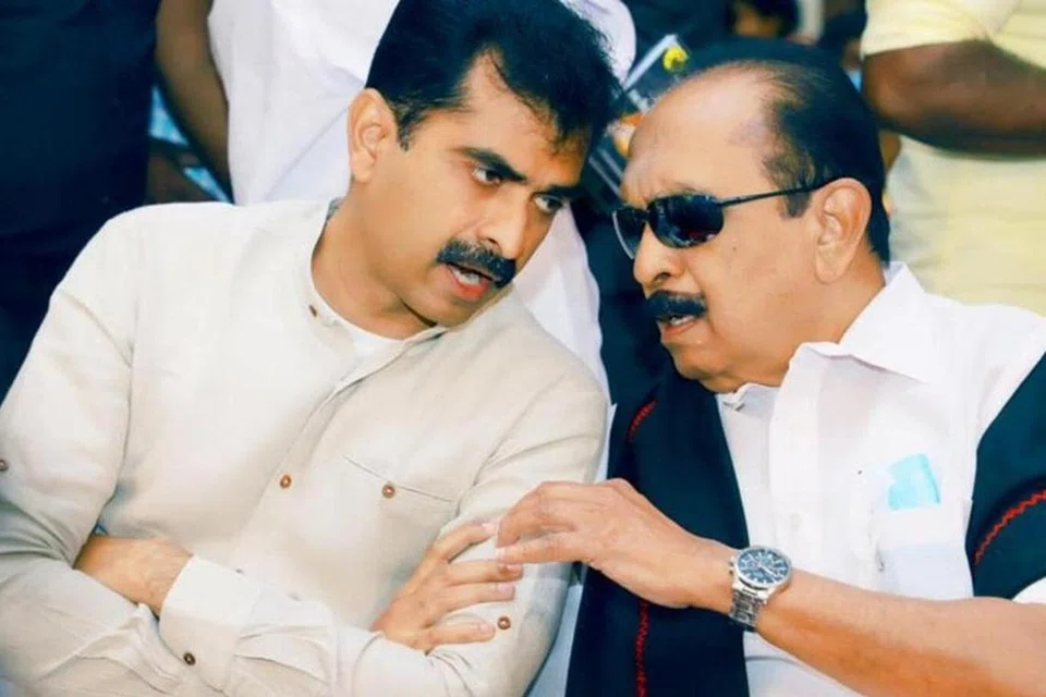 மகன் துரையுடன் வைகோ.