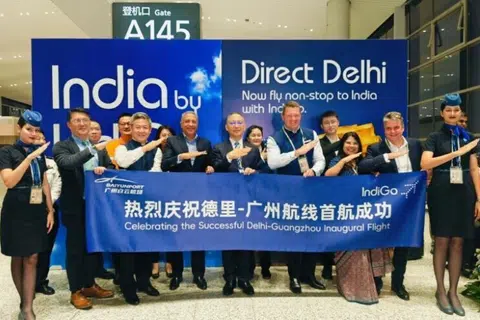 டெல்லியில் இருந்து சீனாவுக்கு இண்டிகோ நேரடி விமானச் சேவை தொடக்க நிகழ்வில் இருநாட்டு அதிகாரிகளும் விமானப் பணியாளர்களும் கலந்துகொண்டனர்.