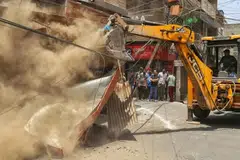 சட்டவிரோதமாகக் கட்டப்பட்ட கட்டடங்கள் இடிக்கப்பட்டன.