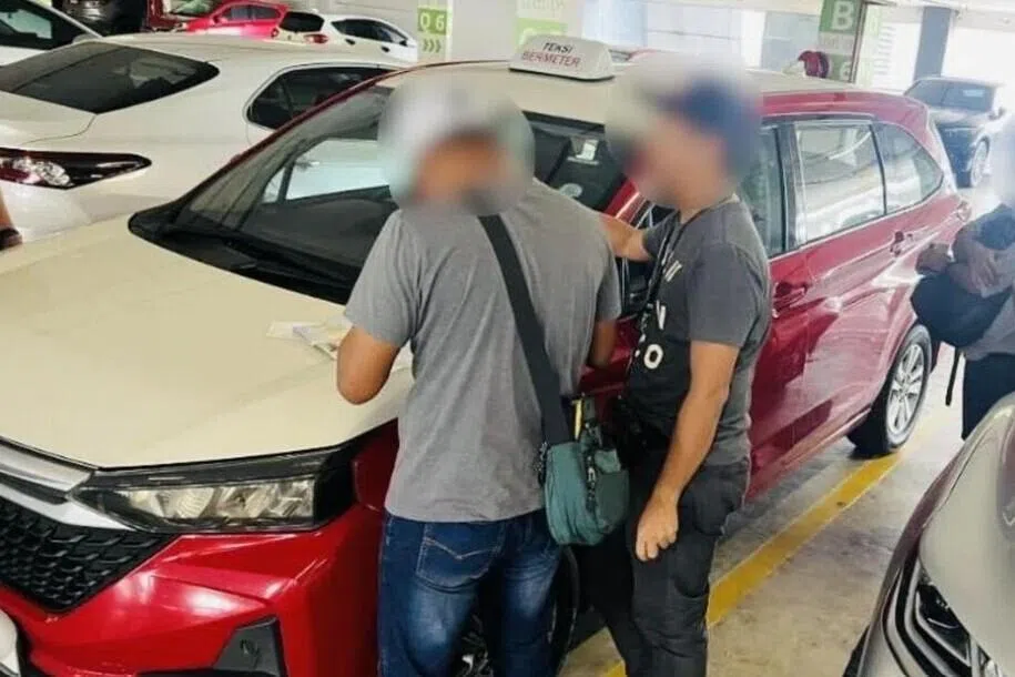 விமான நிலையத்தில் பயணியை ஏமாற்றிய டாக்சி ஓட்டுநர் கைது