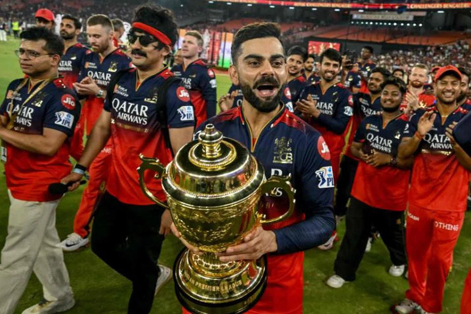 18 ஆண்டுகளாக ஐபிஎல் கிண்ணத்தை வெல்லத் துடித்த பெங்களூரு அணியின் கனவு தற்போது நனவாகியுள்ளது. கிண்ணத்துடன் கோஹ்லி.