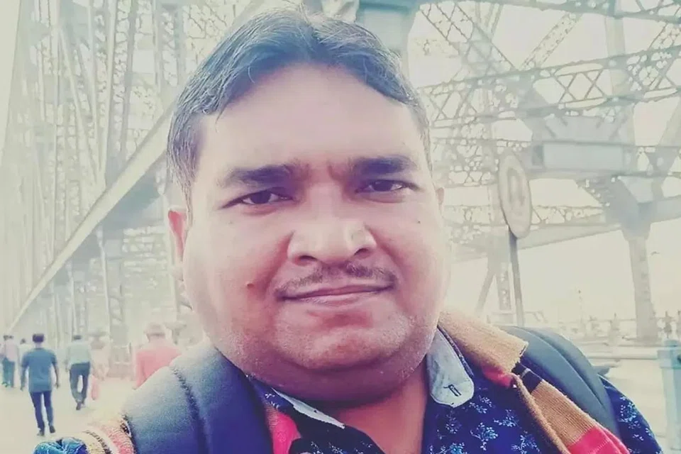 ராஞ்சியில் உள்ள ஹெவி என்ஜினியரிங் கார்பரேஷன் எனும் பொதுத்துறை நிறுவனத்தின் ஊழியரான தீபக் குமார் உப்ரரியா என்ற இவர், சம்பளம் கிடைக்காததால் இட்லி விற்று கிடைக்கும் வருமானத்தில் குடும்பம் நடத்துகிறார்.
