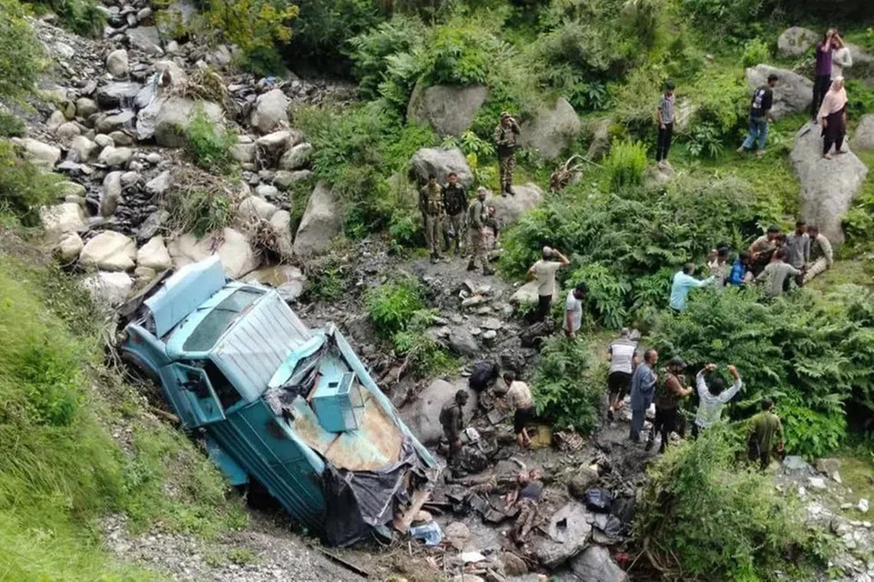 மீட்புப் பணியில் உள்ளூர்வாசிகளும் கைகொடுத்தனர்.