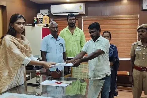 கரூர் மாவட்டம், குளித்தலை அருகே கரூர்- திருச்சி நெடுஞ்சாலையில் பறக்கும் படையினர் ஞாயிறு இரவு நடத்திய வாகனச் சோதனையில் உரிய ஆவணங்களின்றிக் கொண்டுசெல்லப்பட்ட ரூ.1 லட்சம் பறிமுதல் செய்யப்பட்டது. குளித்தலை சார் ஆட்சியர் சுவாதிஸ்ரீயிடம் தொகை ஒப்படைக்கப்பட்டு, அது சார்நிலைக் கருவூலத்தில் செலுத்தப்பட்டது.