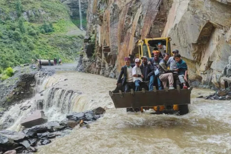 இமாச்சலப் பிரதேச மாநிலத்தில் தொடர்ந்து பெய்து வரும் கனமழை காரணமாகக் கடும் வெள்ளப் பெருக்கு ஏற்பட்டுள்ளது. இதனால் மக்களின் இயல்பு வாழ்க்கை முற்றிலும் பாதிக்கப்பட்டுள்ளது.