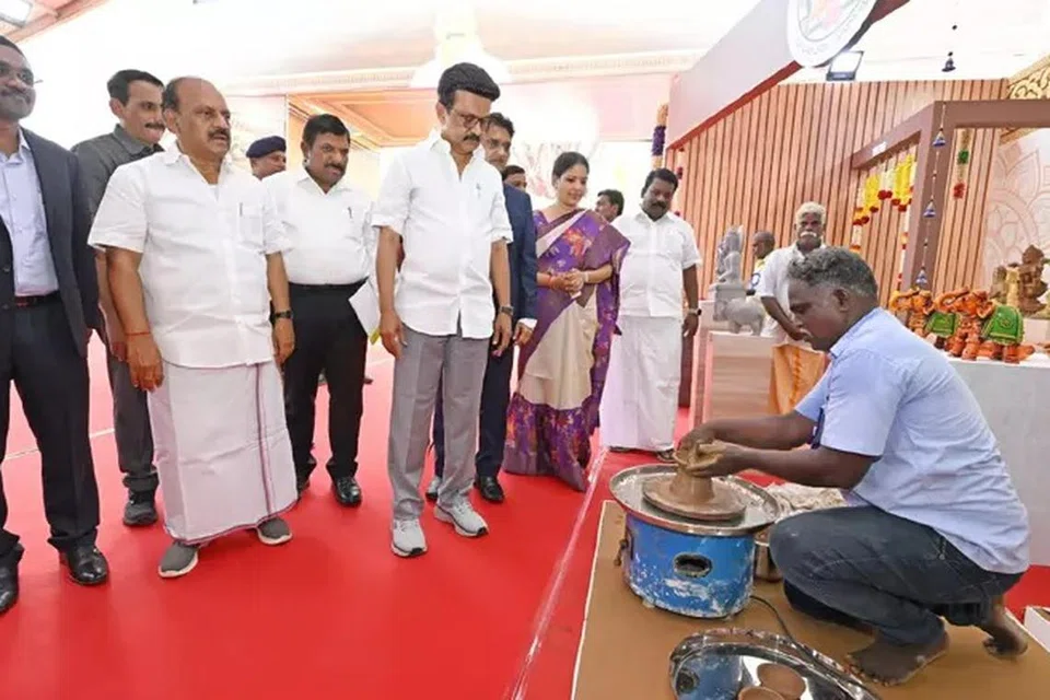 குன்றத்தூரில் நடைபெற்ற நிகழ்ச்சியில் தொழில்களை ஊக்குவிக்கும் அறிவிப்புகளை மு.க. ஸ்டாலின் வெளியிட்டார்.
