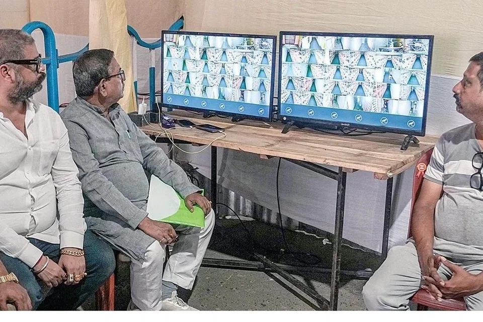 மேற்கு வங்கத்தில் கடந்த புதன்கிழமை நடந்த இரண்டாம் கட்ட வாக்குப்பதிவின்போது சில வாக்குச் சாவடிகளில் பல முறைகேடுகள் நடந்துள்ளதாகவும் அதனால் அந்தச் சாவடிகளில் மறுவாக்குப் பதிவு நடத்த வேண்டும் என்று கோரிக்கை எழுந்துள்ளன.