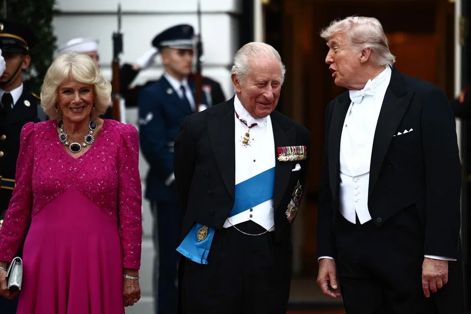 வெள்ளை மாளிகையில் செவ்வாய்க்கிழமை நடந்த இரவு விருந்துக்கு முன்னதாக மன்னர் மூன்றாம் சார்ல்ஸ் உடன் அமெரிக்க அதிபர் டிரம்ப் உரையாடுகிறார். உடன் பிரிட்டிஷ் அரசியார் கமிலா.