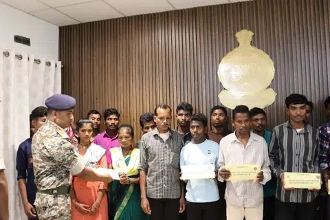 ஆயுதங்களை ஒப்படைத்துவிட்டு புதிய வாழ்க்கையைத் தொடங்குவதற்கு அரசாங்கம் வழங்கிய இடைக்கால உதவித் தொகைக்கான காசோலையைப் பெற்றுக்கொண்ட முன்னாள் நக்சலைட்டுகள்.