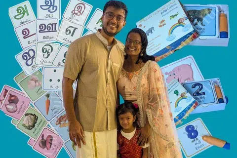 மகள் இயலிசைக்காகவும் மற்ற பிள்ளைகளுக்காகவும் தாயார் சிகா நர்ஷிகாவும் தந்தை மணி பூவரசும் ‘இயல்தமிழ்’ என்ற திட்டத்தின் கீழ், அரிய விளையாட்டுப் பொருள்களை உருவாக்குகின்றனர்.