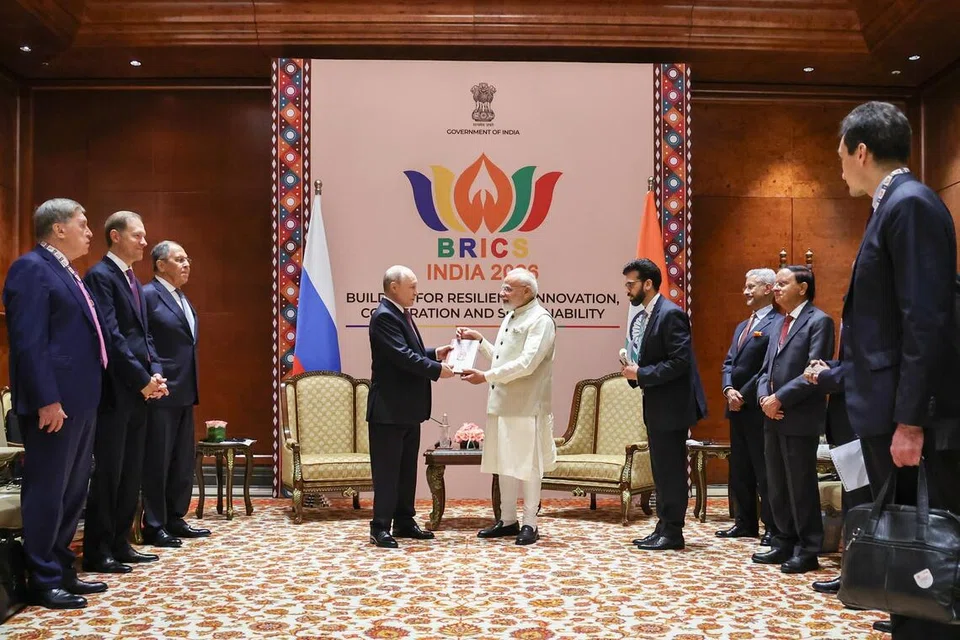 புதுடெல்லியிலுள்ள பாரத் மண்டபத்தில் வெள்ளிக்கிழமை (செப்டம்பர் 11) நடைபெற்ற பேச்சு வார்த்தையின்போது  இந்தியப் பிரதமர் மோடி, ரஷ்ய அதிபர் புட்டினுக்கு ரஷ்ய மொழியில் மொழிபெயர்க்கப்பட்ட திருக்குறளைப் பரிசாக வழங்கினார்.