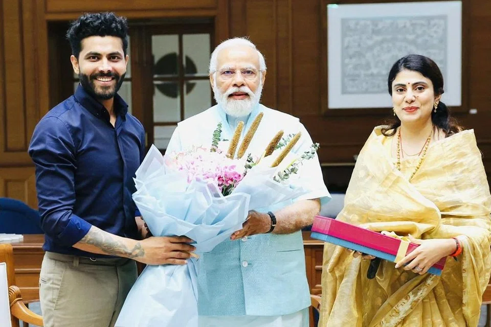 பிரதமர் நரேந்திர மோடியுடன் ரவீந்திர ஜடேஜா.