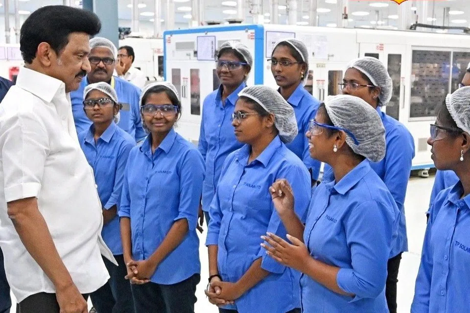 திருநெல்வேலி மாவட்டம், கங்கைகொண்டான் சிப்காட் வளாகத்தில் ரூ.3,800 கோடியில் அமைக்கப்பட்டுள்ள டிபி (டாடா பவர்) சோலார் நிறுவனத்தில் சூரிய மின்சக்தி தகடு (சோலார் பேனல்) உற்பத்தியை ஸ்டாலின் தொடங்கி வைத்தார். பின்னர், அவ்வளாகத்தைப் பார்வையிட்ட அவர் பணியாளர்களிடம் கலந்துரையாடினார்.