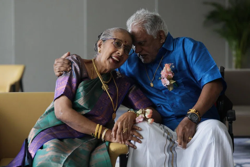 54 ஆண்டுகள் திருமண வாழ்வைக் கொண்டாடும்  மனோரஞ்சிதம், 83 - காசிநாதன், 81, இணையர்.