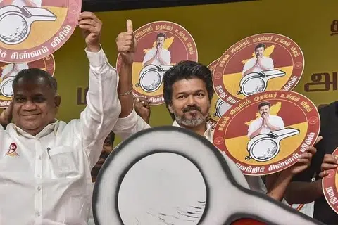 தவெக நூற்றுக்கும் மேற்பட்ட தொகுதிகளில் முன்னிலை வகிப்பதாகத் தெரியவந்ததும் அக்கட்சியினர் உற்சாகம் அடைந்தனர். 