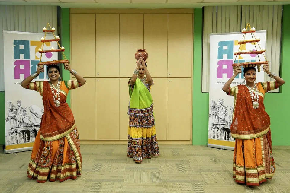 கர்பா மரபுக்கலையில் ஈடுபடும் நடனமணிகள்.